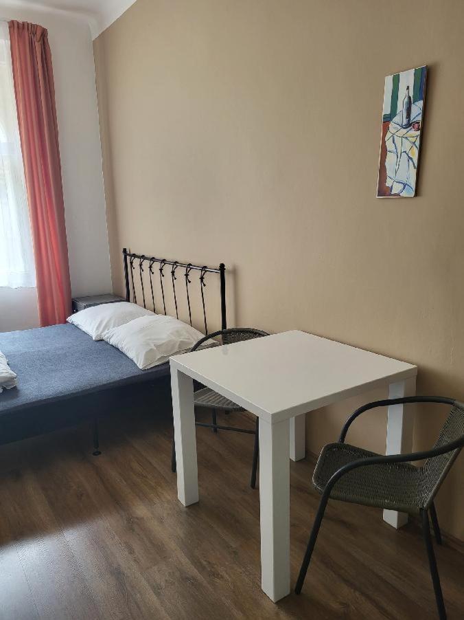 Pension Sunflower Praga Exterior foto